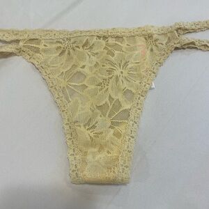 VS 🪽 Tan yellow lace thong panties, size small. Gently used
